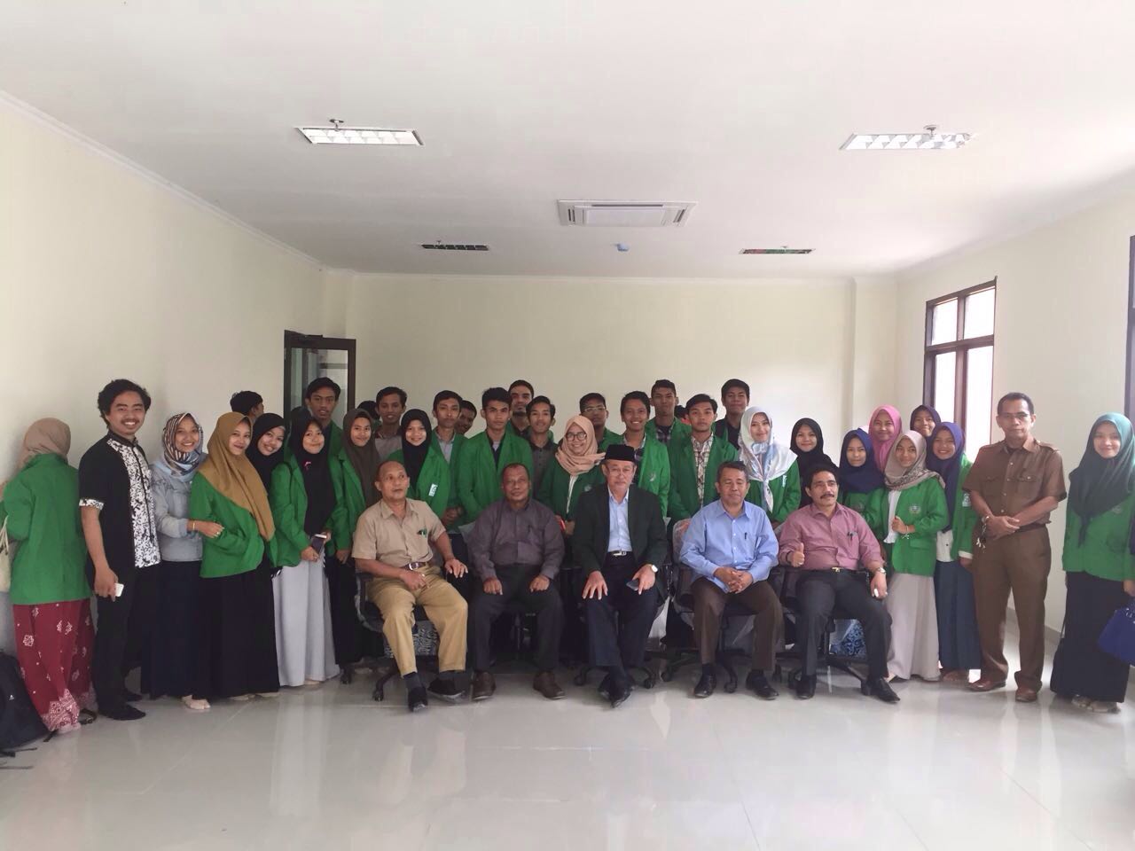 Gambar Dekan FEBI Lantik Sema, Dema, dan HMJ Periode 2018